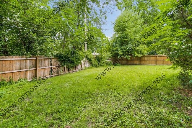 Building Photo - Available NOW in Raytown