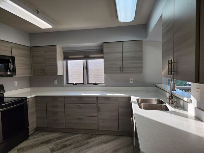 Building Photo - Beautifully updated 2 bed / 2 bath at 4 Seasons North