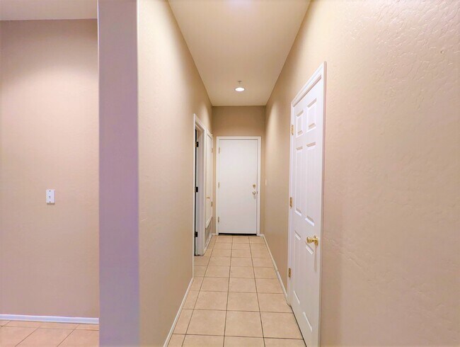 Building Photo - 2241 E Pinchot Ave