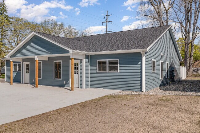 Building Photo - Newly Built 3-bedroom 2 bath Duplex $2200/...