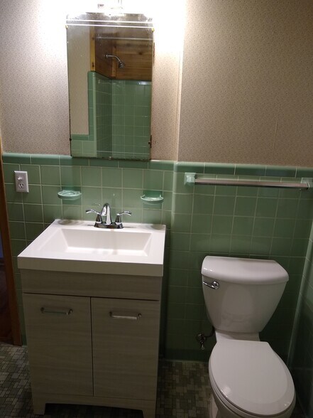 Full bath - 4553 Cedar Ave S