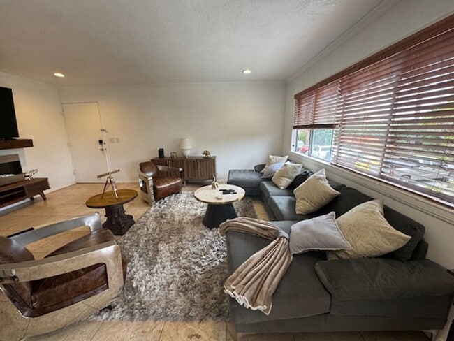 Building Photo - Fully Furnished/Unfurnished Condo for Rent...
