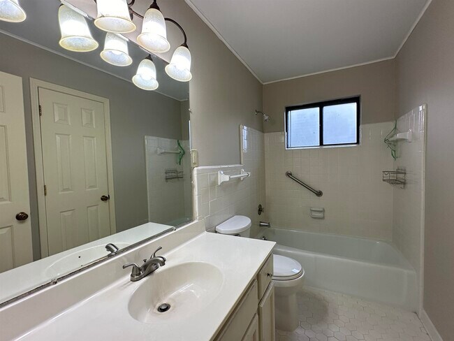 Building Photo - 1531 Cordova Rd