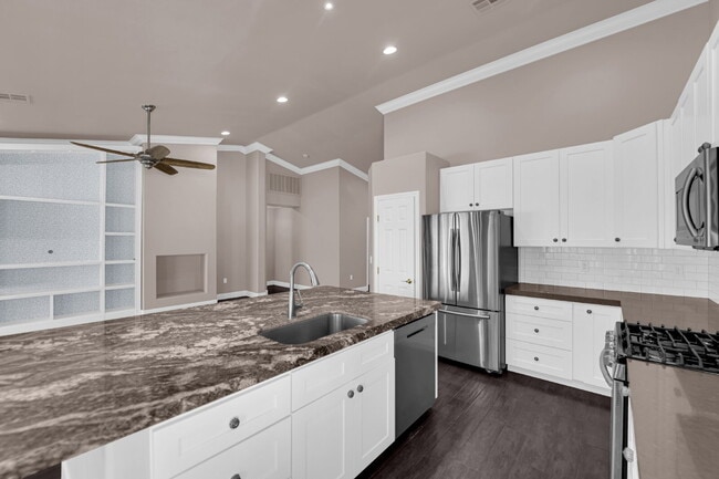 Building Photo - Don't miss out on this super cute 2-bedroo...