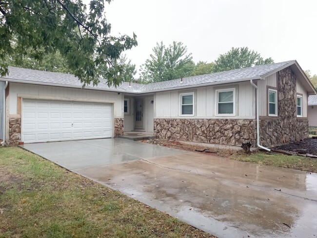 Building Photo - Darling Home in Bel Aire - Finished Baseme...