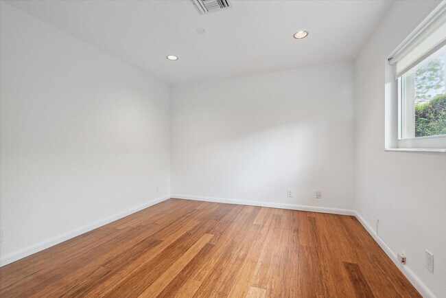 Building Photo - 40 Isla Bahia Dr