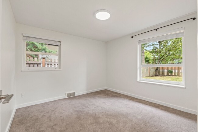 Building Photo - 3 bedroom 1.75 bath House