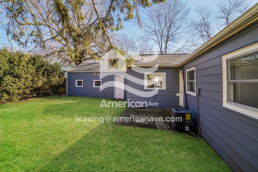 Building Photo - 823 W Bartlett Ct