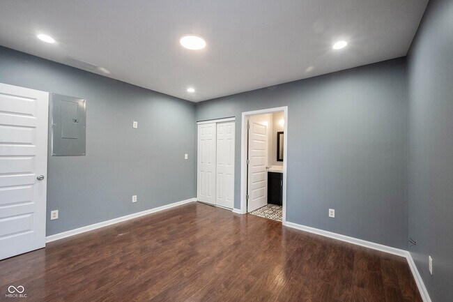 Building Photo - 3157 E Washington St