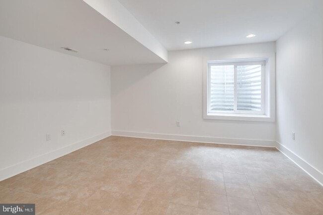 Building Photo - Northern Liberties Townhome with 2 Car Parking