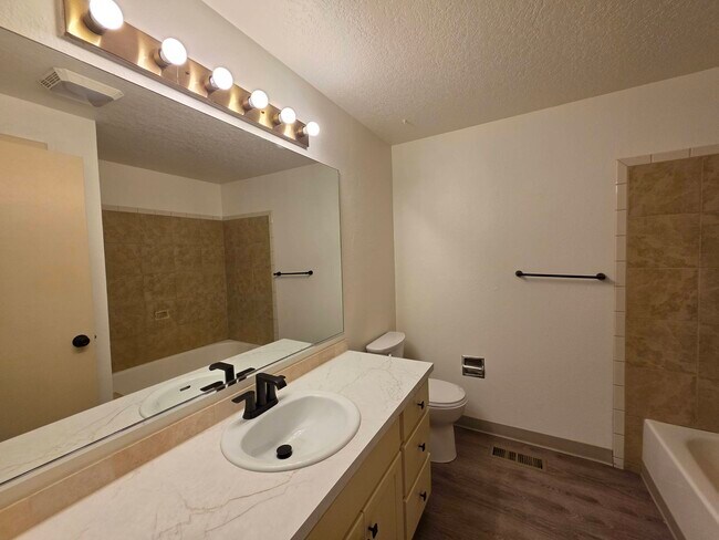 Building Photo - 1607 S Olson St