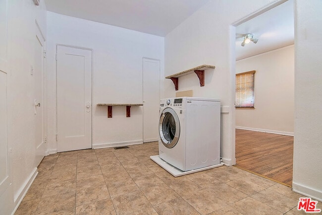 Building Photo - 1071 Cloverdale Ave