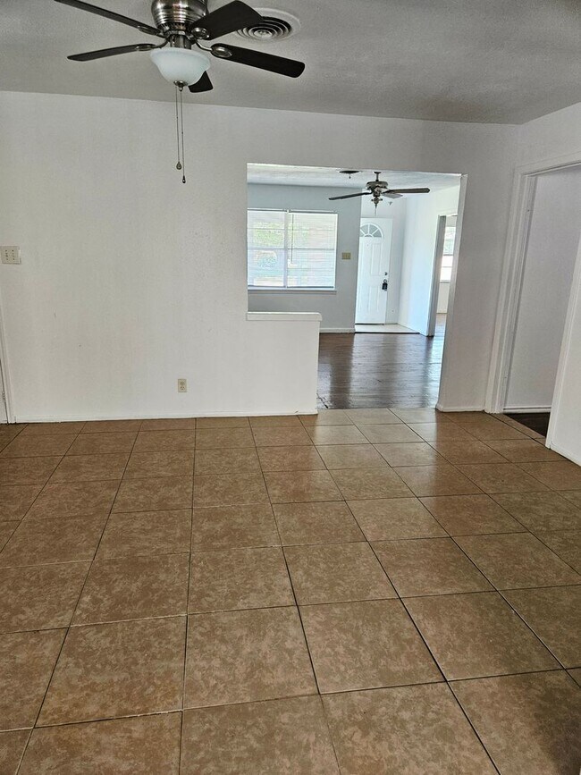 Building Photo - 1011 Cedar Dr