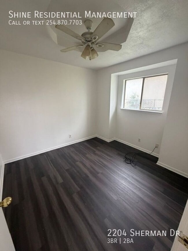 Building Photo - 2204 Sherman Dr