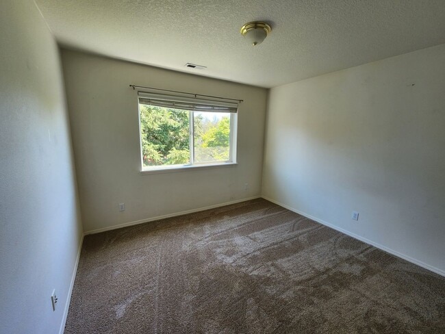 Building Photo - Bethany Home Available