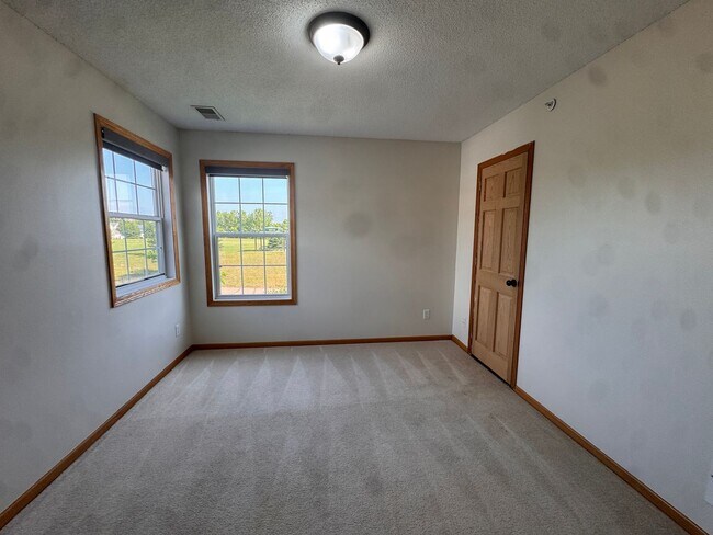 Building Photo - Luxurious 3 Bedroom, 2 Bathroom GORGEOUS townhome!