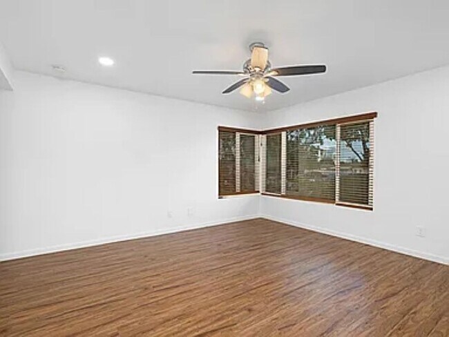 Building Photo - Charming 2-Bedroom Home in Prime 92117 Loc...