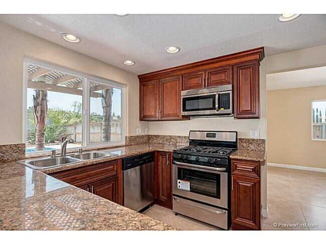 Building Photo - 3 Bedroom 2.5 Bath Home Near Lake Calavera!