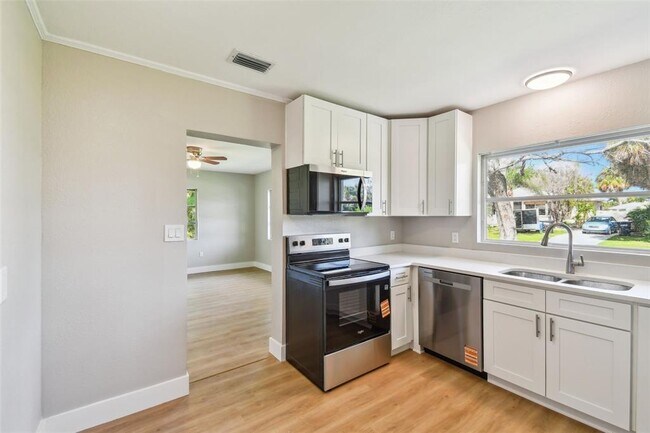 Building Photo - 951 Lantana Ave