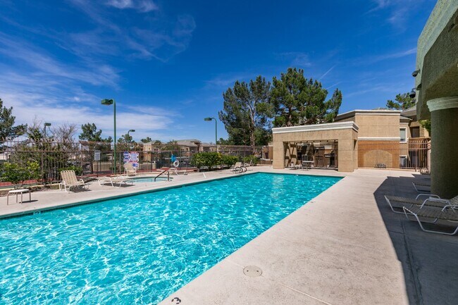 Building Photo - GORGEOUS 2 BEDROOMS UNIT*UPGRADED*TONS OF ...