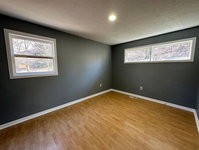 Building Photo - 5 Bedroom / 3 Bath Home Kingsport, TN