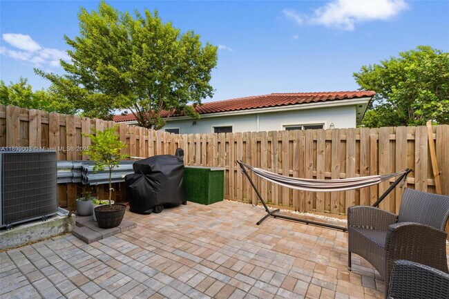 Building Photo - 377 E Palm Dr