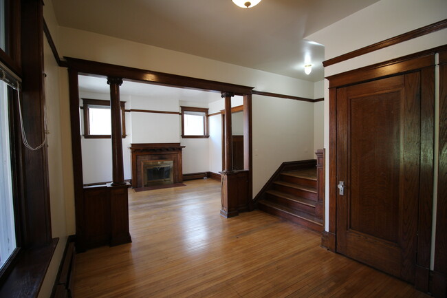 Foyer with coat closet - 305 S 21st Ave E