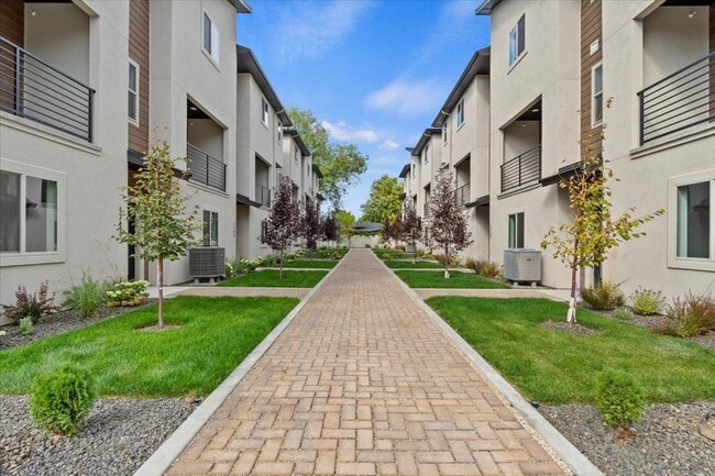 Building Photo - BRAND NEW 3 bed 3.5 bath townhouse