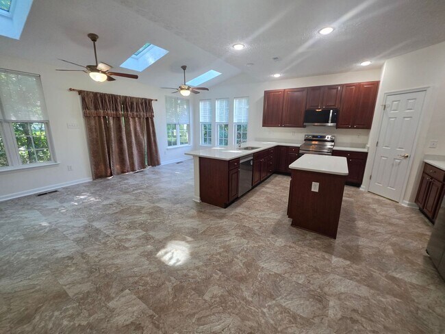 Building Photo - 558 Windsong Dr