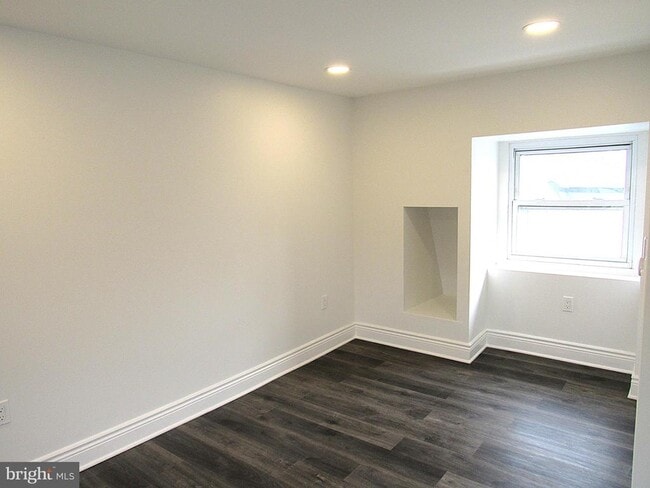 Building Photo - 708 Oak Ln