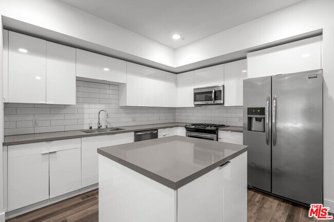 Building Photo - 1215 S Bedford St