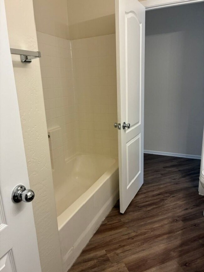 Building Photo - Spacious 4 Bedroom Home in Avondale!