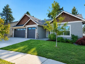 Building Photo - Luxurious Single-Level Rancher in Post Falls