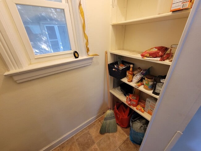 Building Photo - AVAILABLE April! - 4 Bed, 2 Bath Bright & Spacious Home