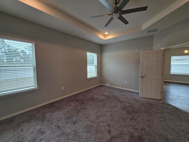 Building Photo - 4-Bedroom, 2.5-Bathroom in Lakeland