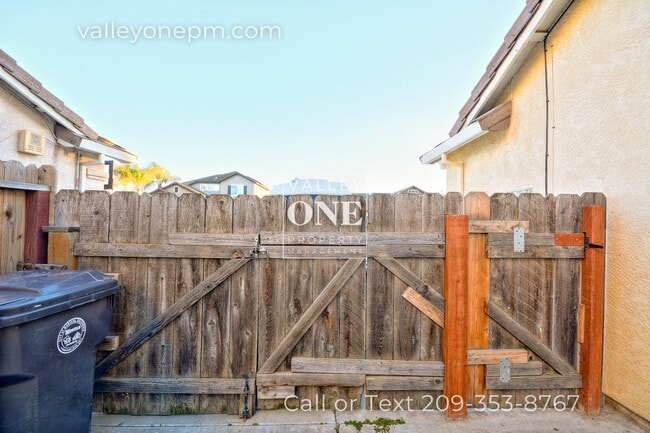 Building Photo - Charming 4 bedroom, 2 bath single story ho...