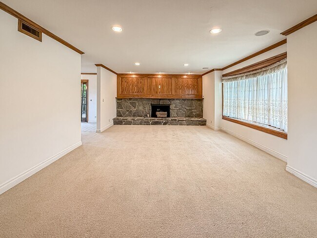 Building Photo - Calabasas 4BR w/pool+spa, views, solar pan...