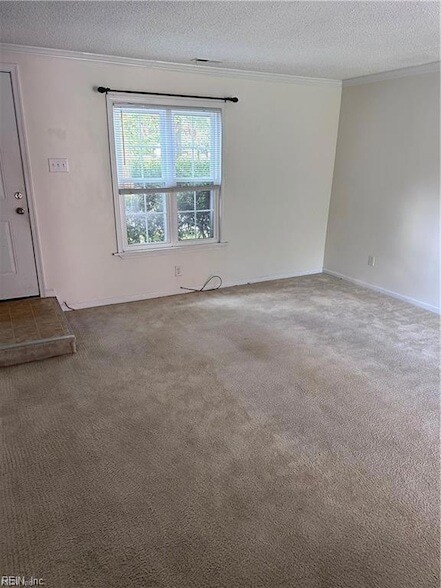 Building Photo - 905 Captains Ct