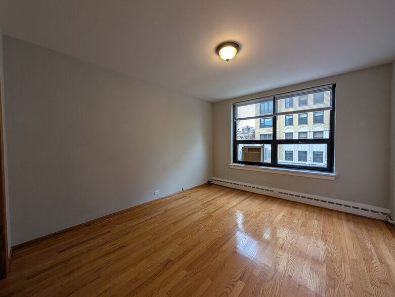 Building Photo - 445 W Wellington Ave
