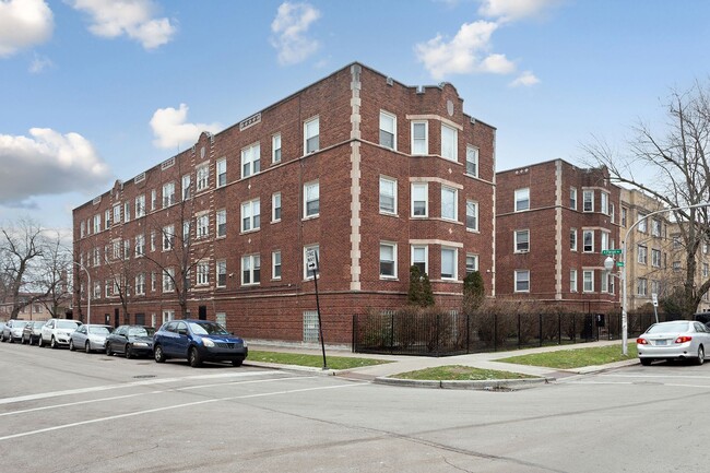 Building Photo - 7389 N Damen Ave