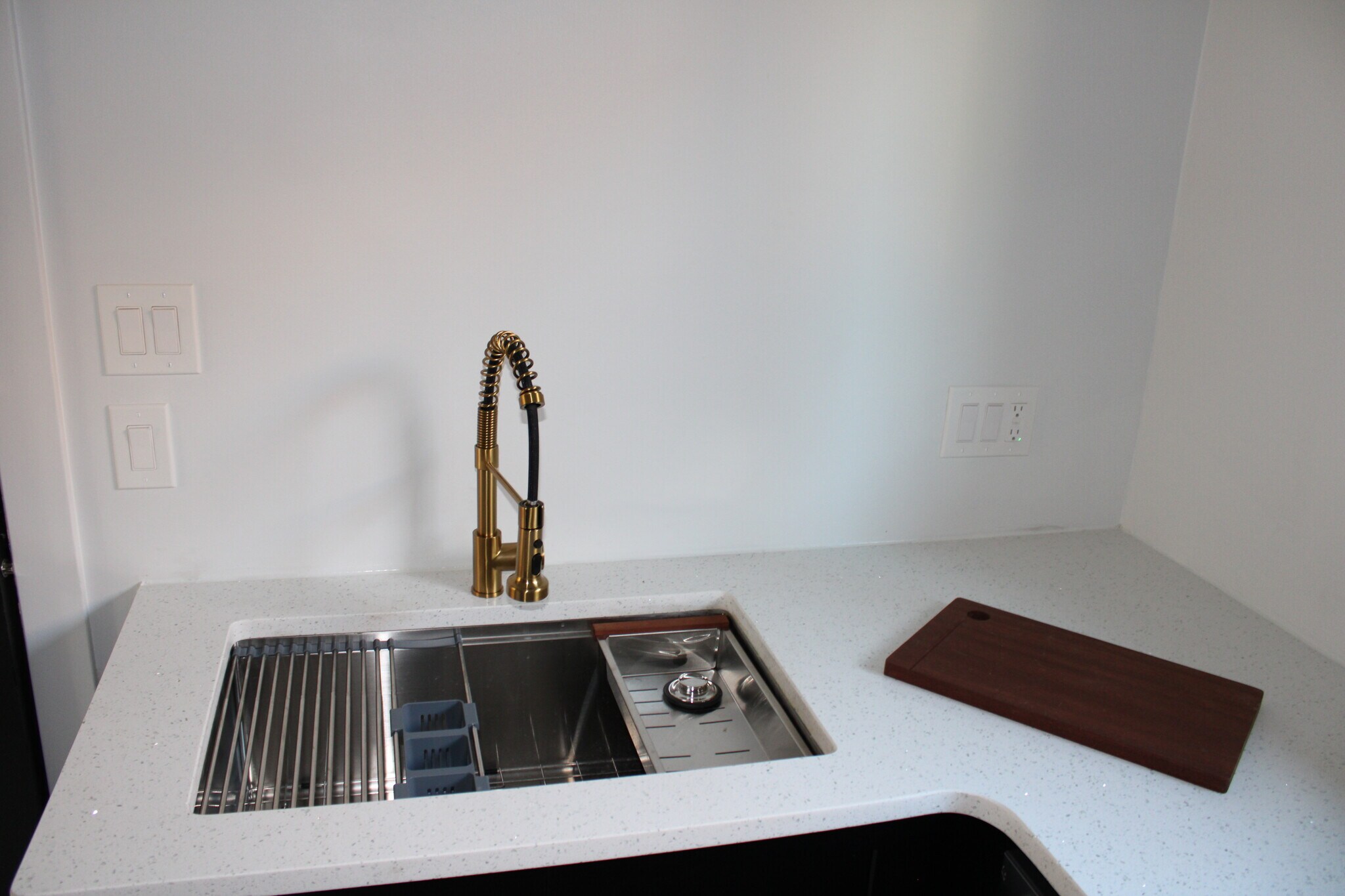 KITCHEN WORK STATION - 2506 W Euclid St