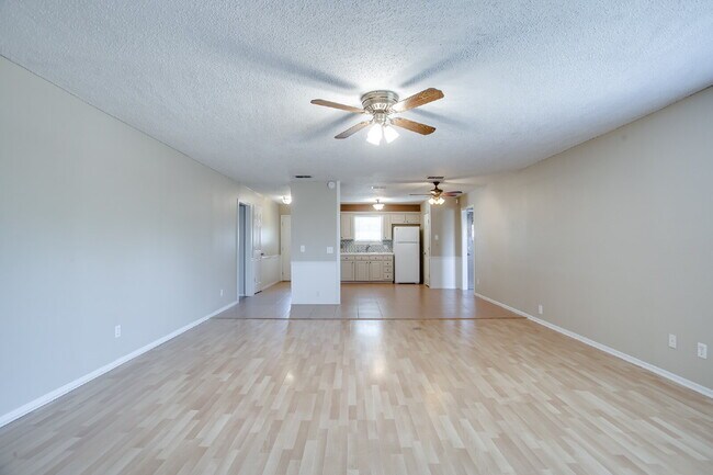 Building Photo - Cute 3/2/2 Recently Redone