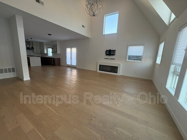 Building Photo - 2430 Richmond Rd