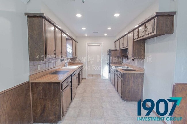 Building Photo - 1008 NW 7th Pl