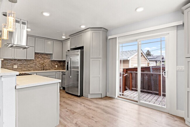 Building Photo - Spacious 4-Bed Oakland Apartment: Modern U...
