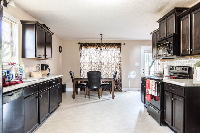 Building Photo - Pet Friendly Three Bedroom!