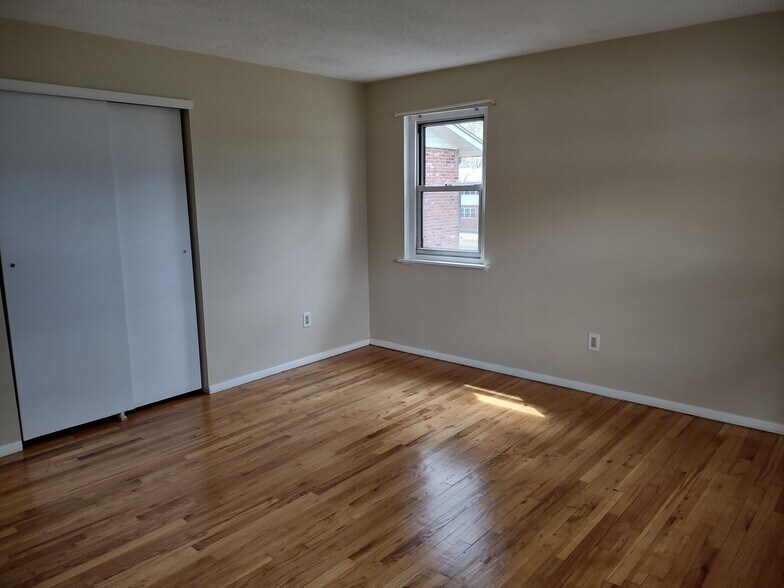 Building Photo - 482 Oak Ave