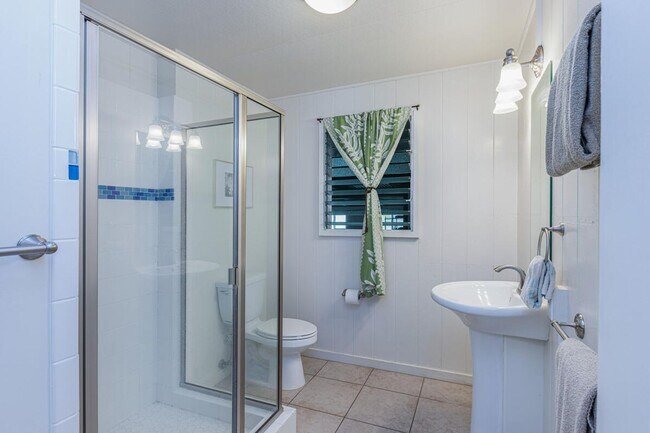 Building Photo - Downtown Hanalei, walk to town and beach, fully furnished 3 bedroom 2bath home available 9/1/26