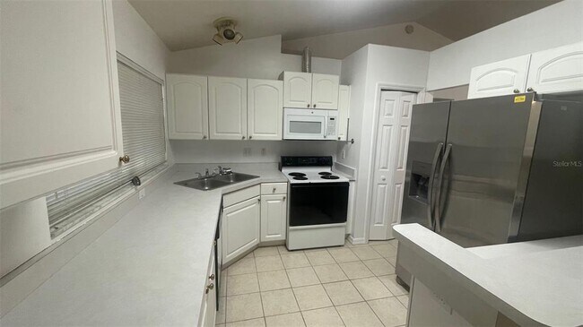 Building Photo - 32 Almond Dr