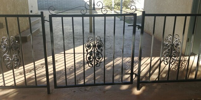 Building Photo - Studio backhouse in a quiet neighborhood.